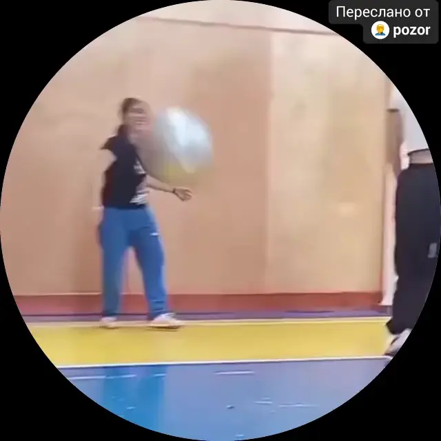 Неудачная подача мяча в спортзале