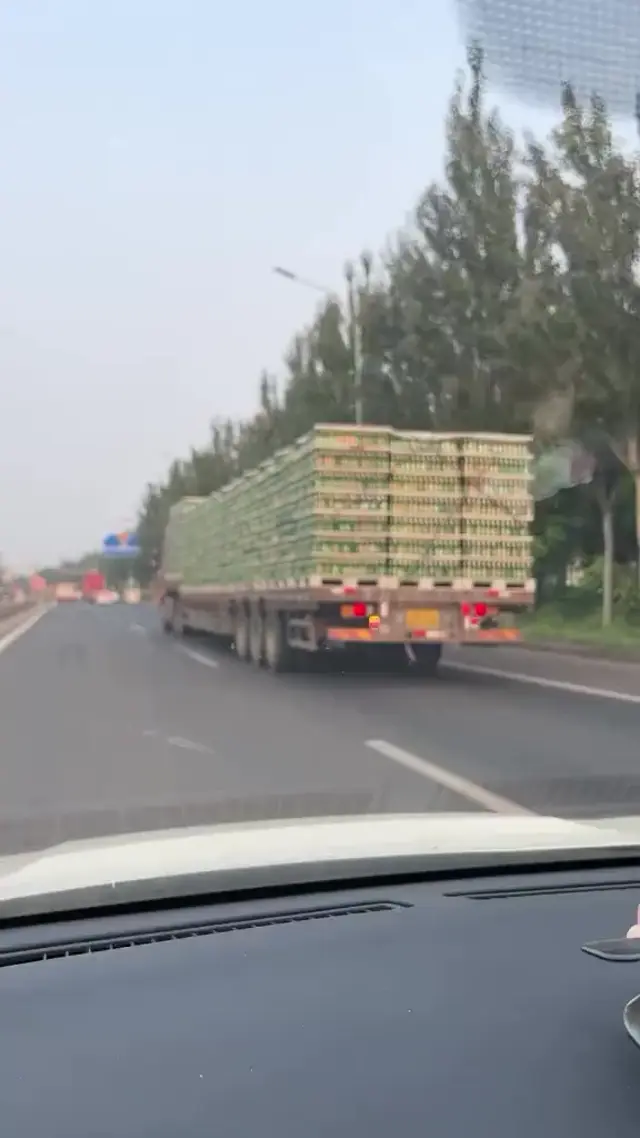 Фура, полная пива на трассе