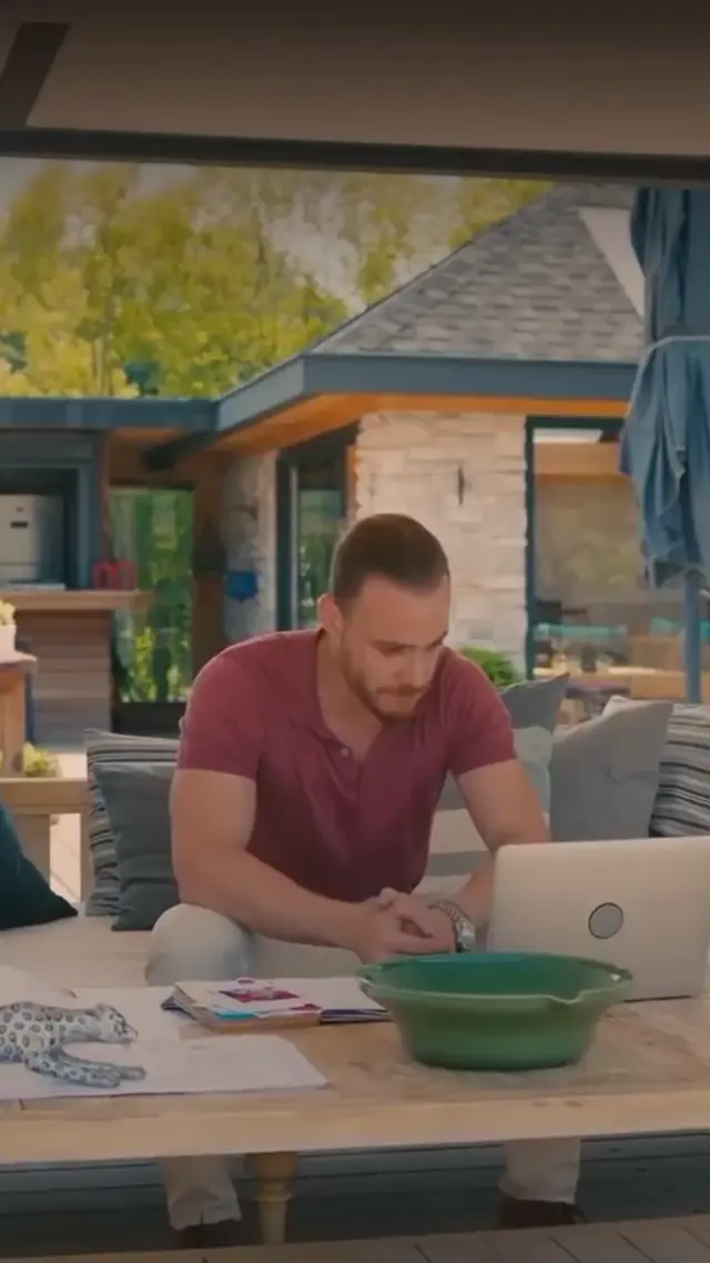 Мужчина за ноутбуком расстраивается