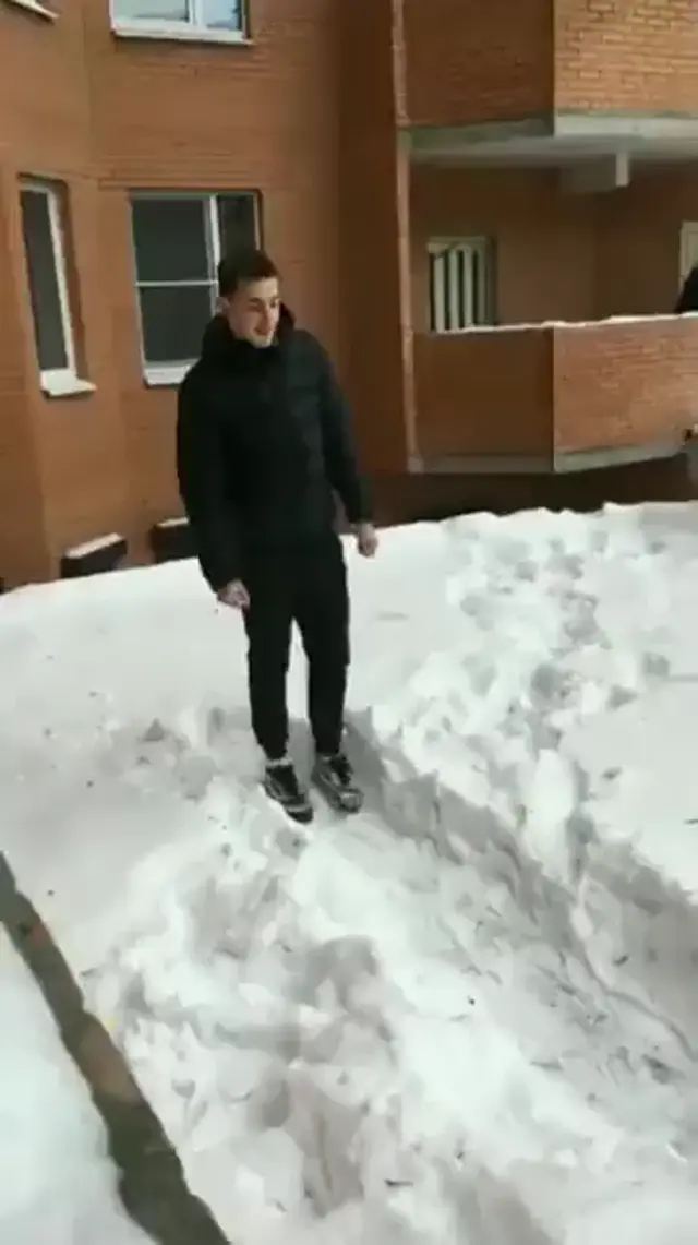 Долбоящер прыгает в сугроб