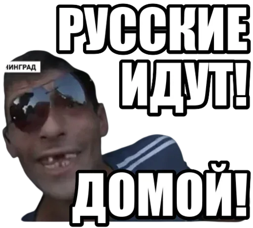 Крупный план лица мужчины в очках, который смотрит в камеру и, возможно, говорит или улыбается. — Мужчина в тёмных очках-авиаторах с отсутст