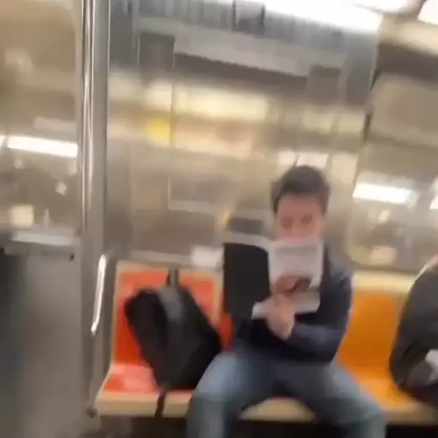 Усердная подготовка к свиданию в метро