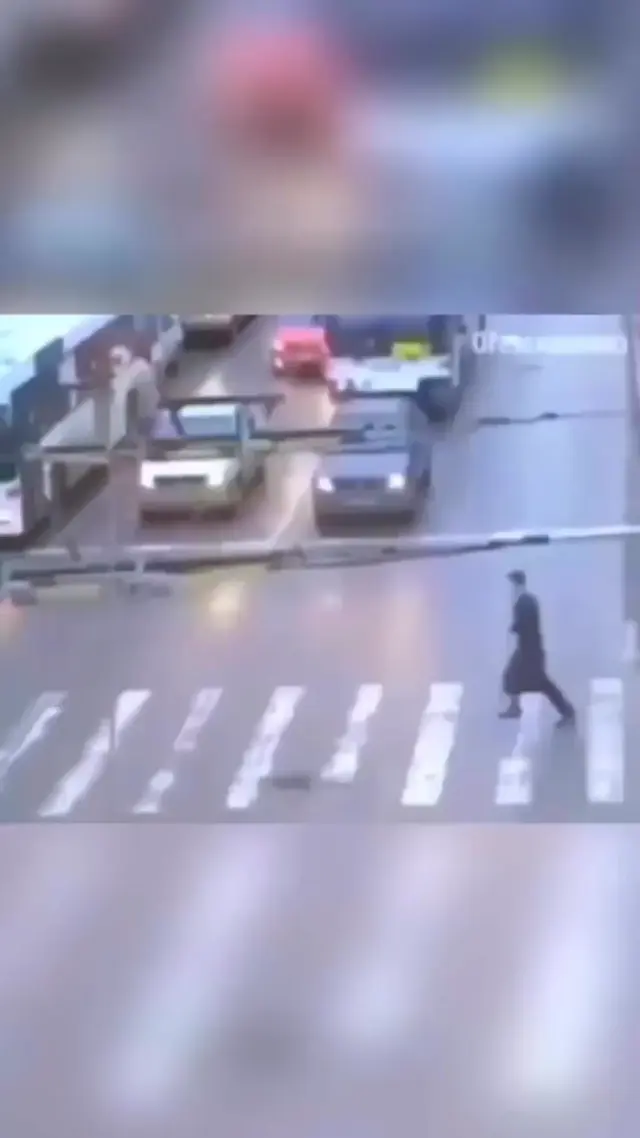Пешеход уворачивается от машины
