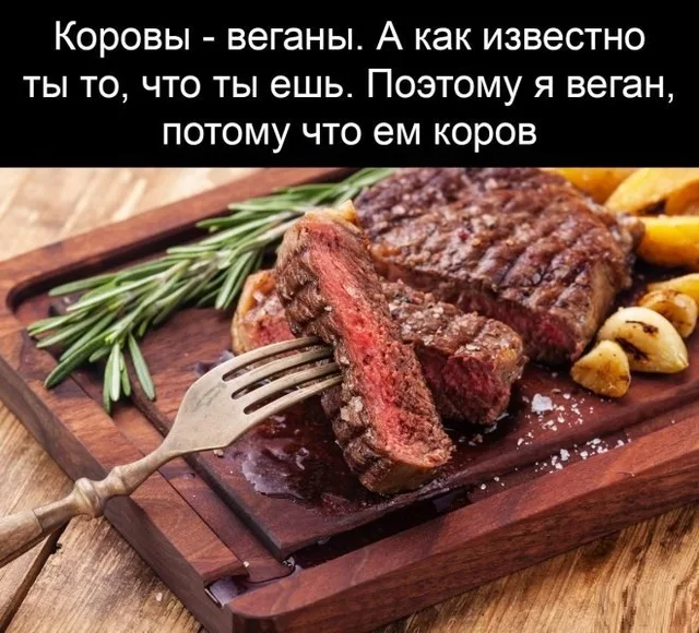Вилка накалывает кусок стейка на деревянной доске