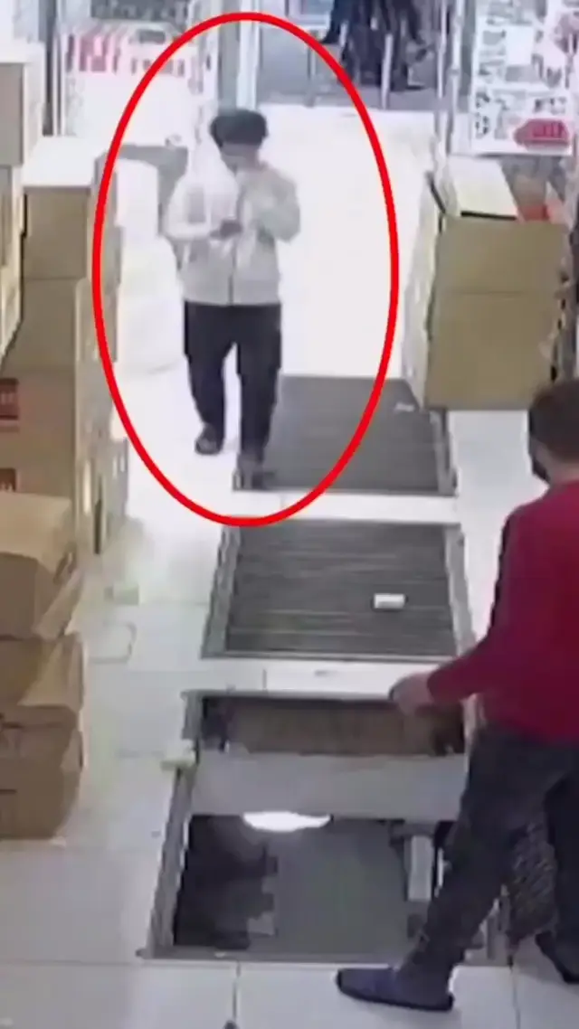 Упал в открытый люк из-за телефона