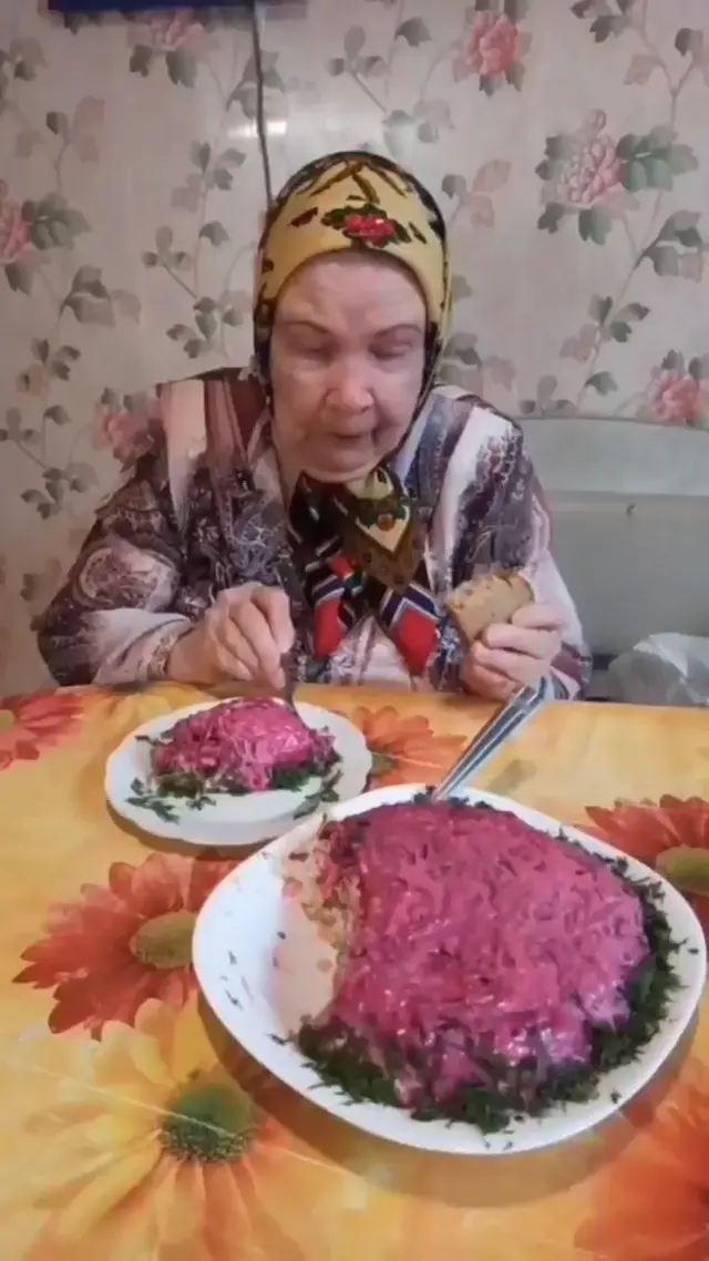 Бабушка ест селедку под шубой