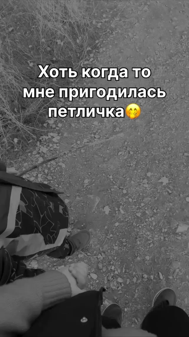 Камера снимает с высоты роста взрослого держащегося за руку ребенка, который идет впереди по лесной дороге и жалуется на усталость. — ребено