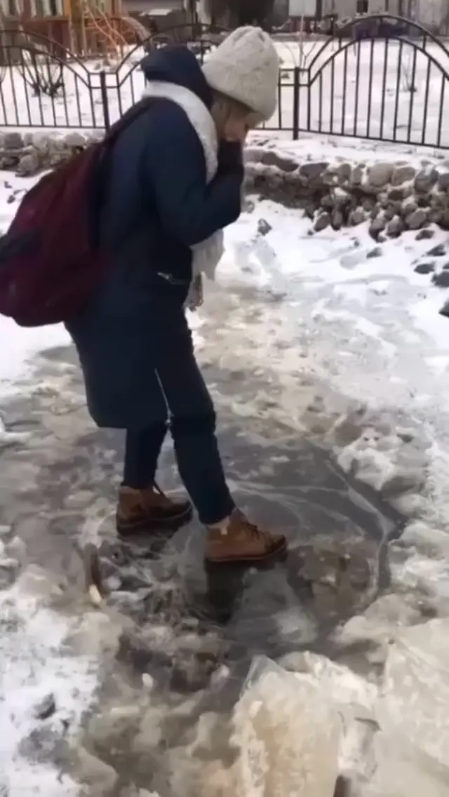 Тихо лужи покрывает лёд