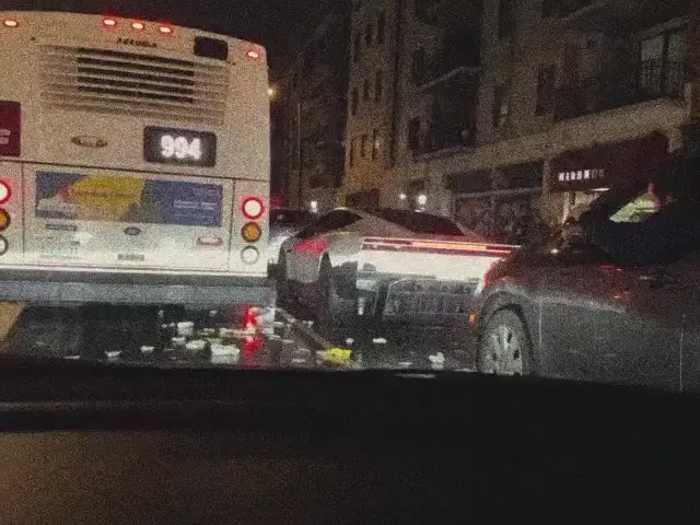 Автомобиль на вертикальном взлёте парирует между домами, паркуется на баскетбольное кольцо, нарушает правила и показывает средний палец — же