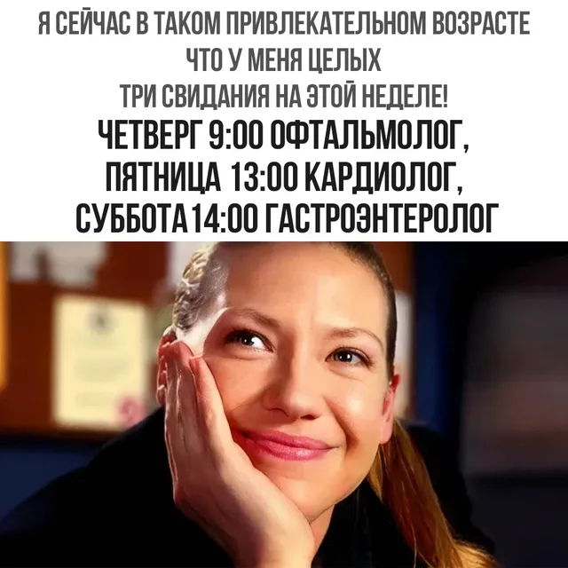 Статичное изображение женщины в позе задумчивости или мечтательности — женщина с собранными волосами