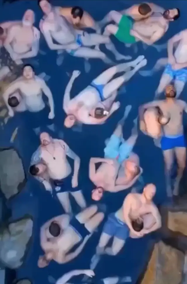 Мужские слезы в бассейне