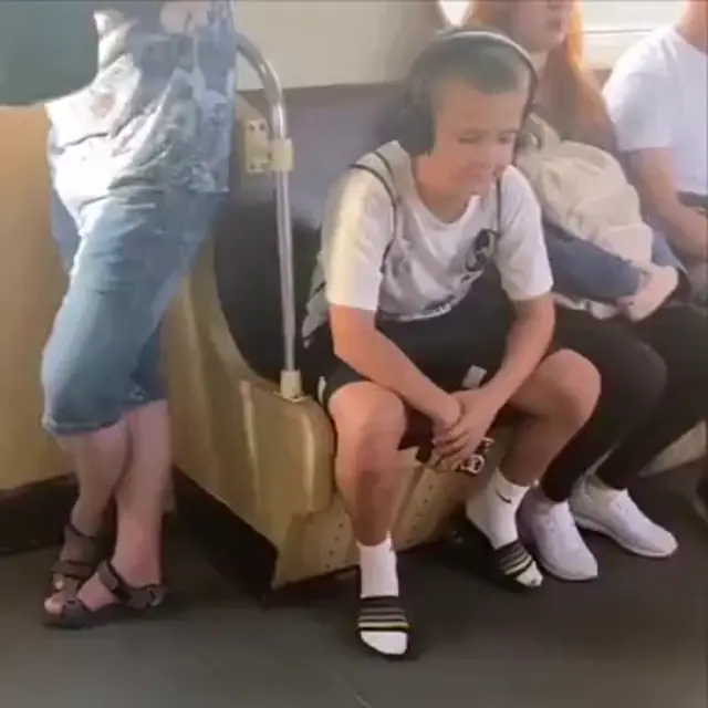 Когда в наушниках играет грустный трек