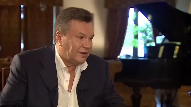 Виктор Янукович сидит в кресле и размеренно говорит на камеру, рассуждая о поездках и любви к животным. — Виктор Янукович