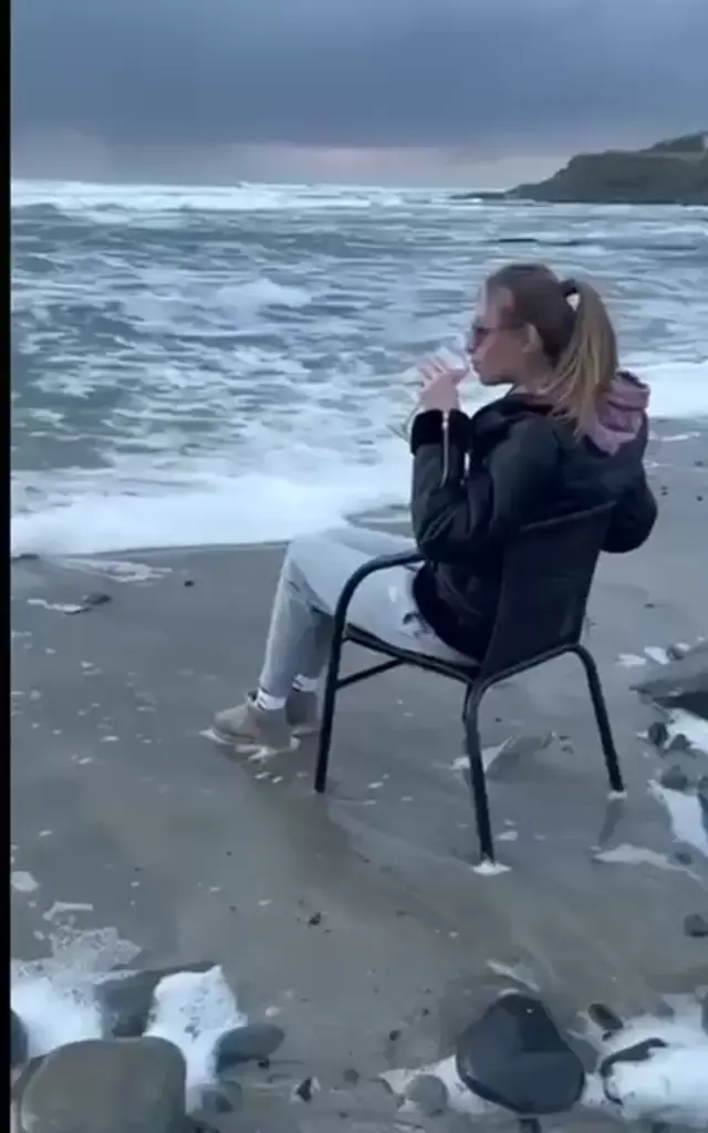 Унесло волной на стуле