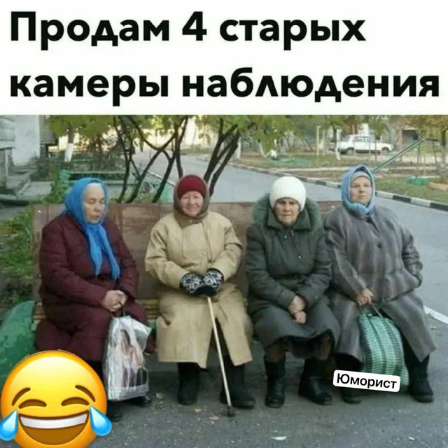 Статичное изображение, женщины просто сидят на скамейке — четыре пожилые женщины на скамейке