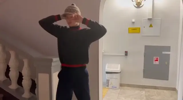 Парень танцует под Седую ночь