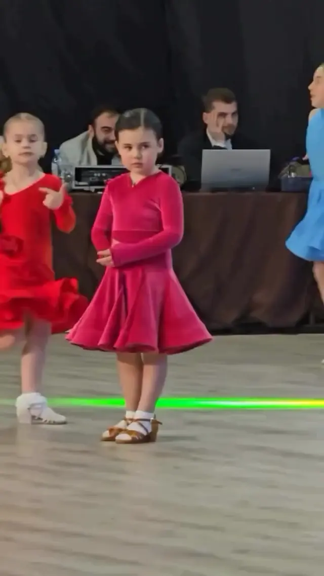 Девочка танцует без энтузиазма на конкурсе