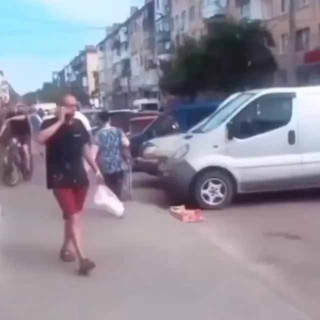 Мужчина ругается по телефону на улице