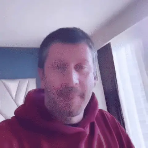 Мужчина медленно кивает головой, глядя в камеру, создавая эффект согласия или подтверждения чего-либо. — Вахо Бруклин