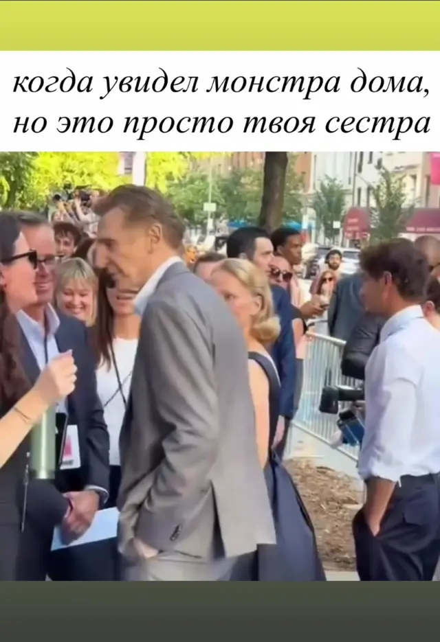 Мужчина идёт вперед, женщина из съемочной группы касается его плеча, он испуганно отшатывается и отпрядает в сторону.