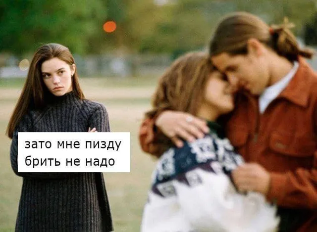Девушка проходит мимо обнимающейся пары, бросая на них взгляд через плечо. — девушка в темном свитере, парень в коричневой куртке, девушка в