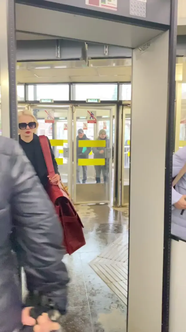 Огромная сумка в метро