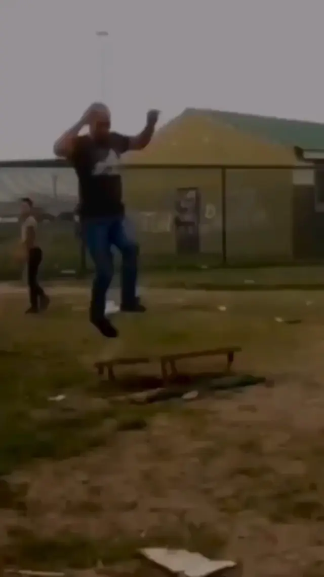 Мужик делает сальто назад