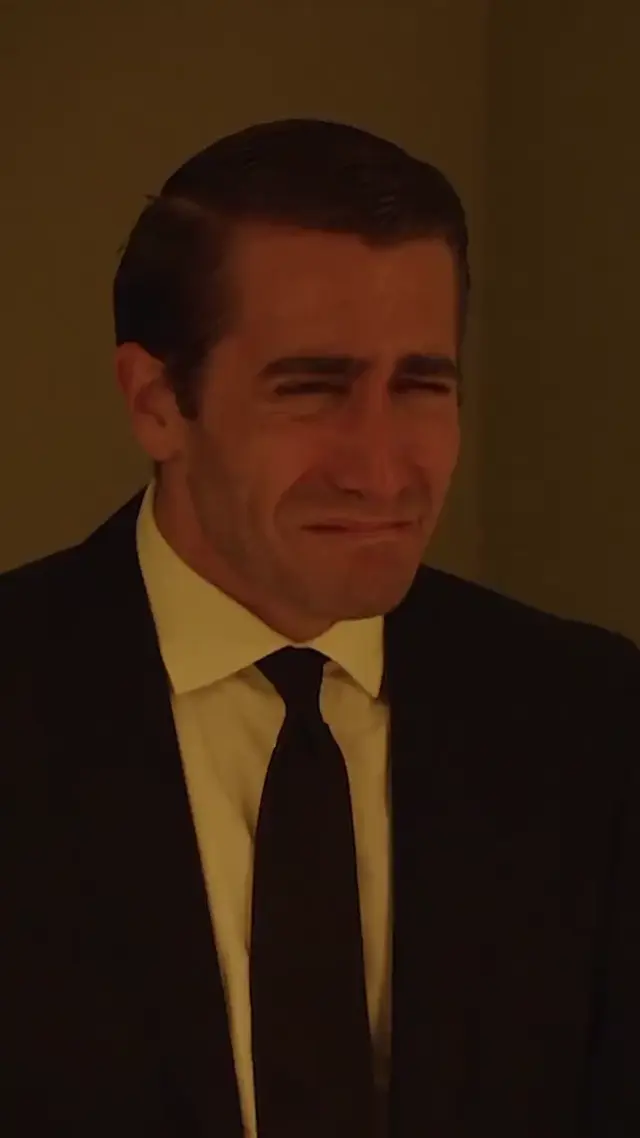 мужчина плачет