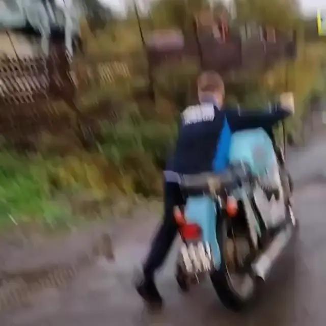 Газуй очень сильно на мотоцикле
