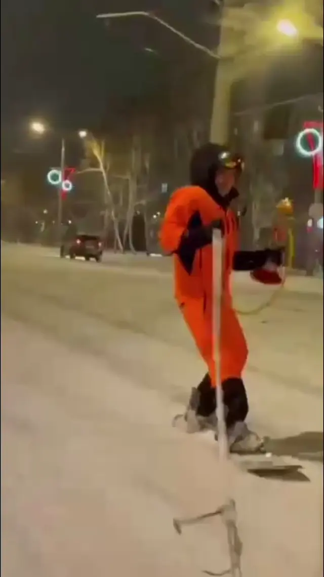 Сноубордист с кальяном падает на дороге