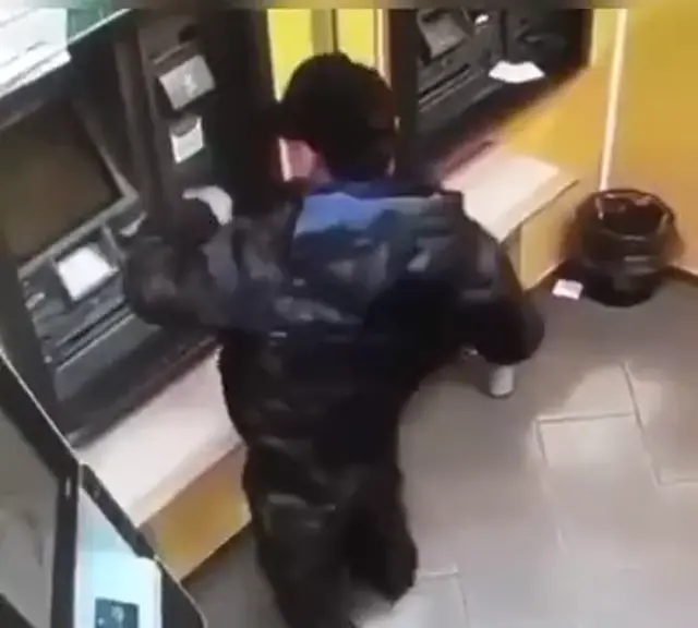 Мужик бьет банкомат мусоркой