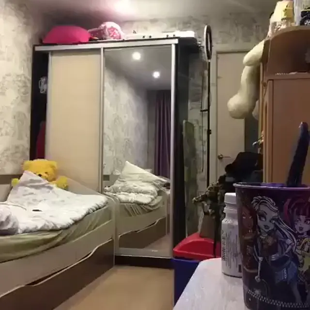 Зажигательные танцы в комнате