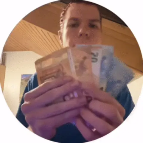 Парень держит деньги перед собой, затем резко взмахивает рукой с купюрами в сторону камеры, перекрывая обзор, после чего кадр сменяется на ф