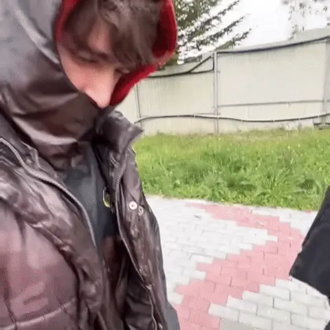 Оба парня ритмично покачиваются из стороны в сторону, находясь в состоянии глубокого «залипания» — парень в капюшоне, парень с осветленными 