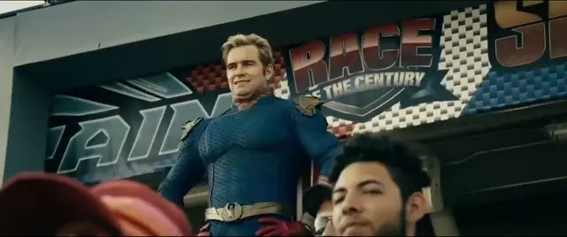 Хоумлендер стоит на фоне толпы