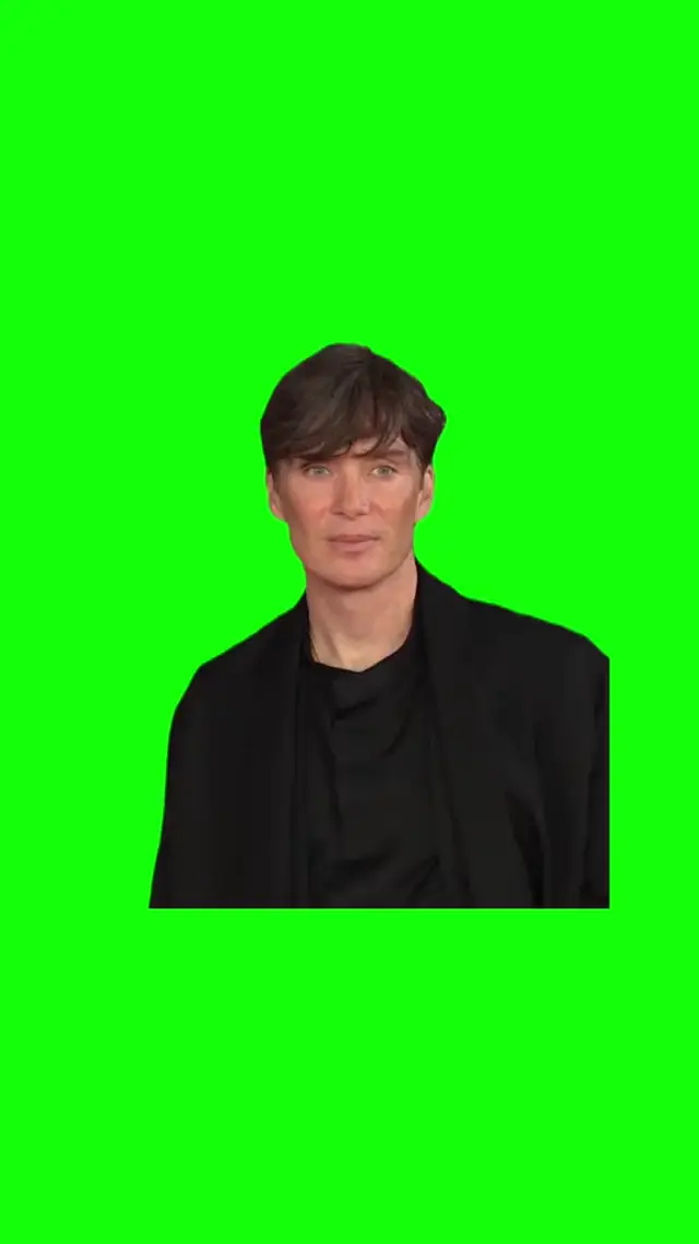 Киллиан Мёрфи смотрит прямо перед собой на зеленом фоне, слегка меняя наклон головы под печальную мелодию. — Киллиан Мёрфи