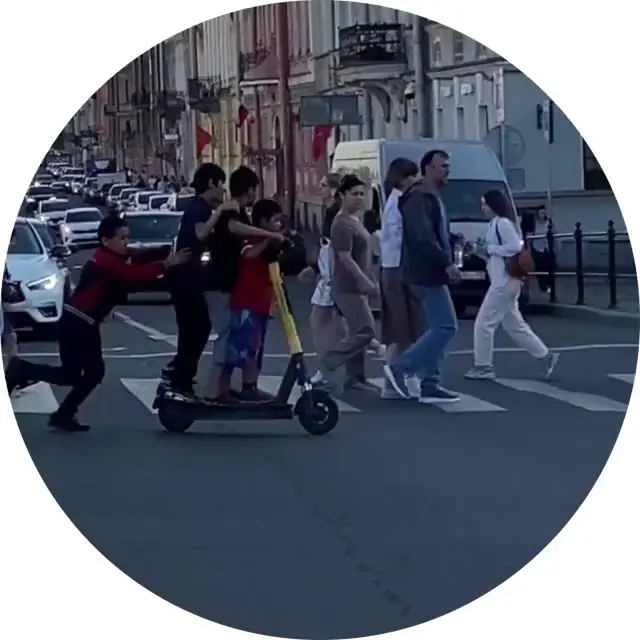 Групповая поездка на самокате закончилась ДТП