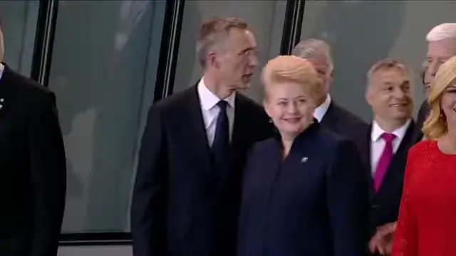 Дональд Трамп расталкивает политиков на саммите НАТО