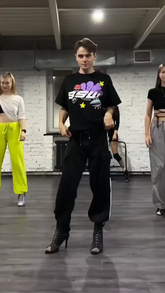 Парень танцует на каблуках High Heels