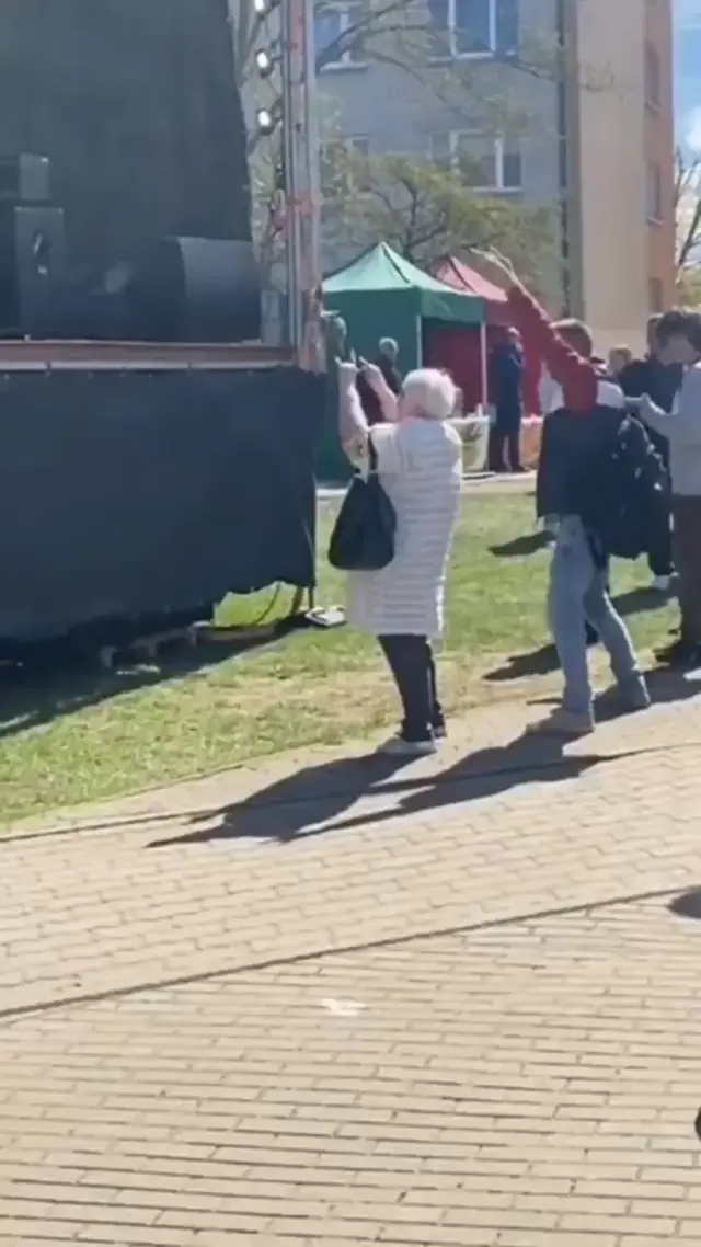 Бабушка рейвер на концерте