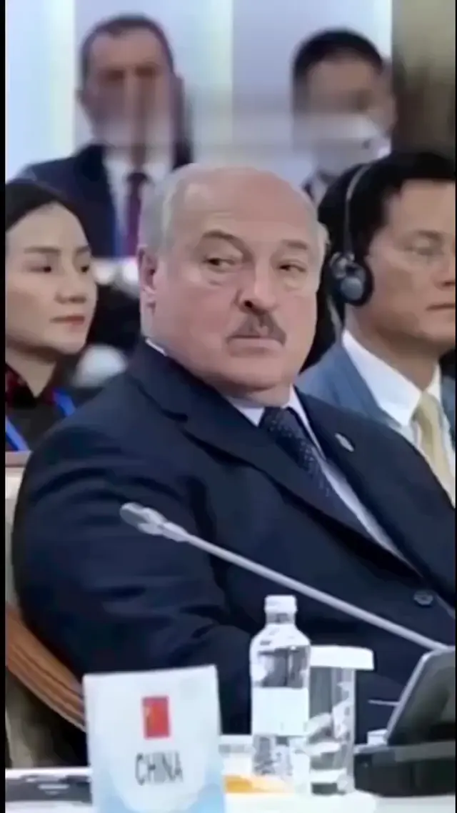 Лукашенко смотрит свысока