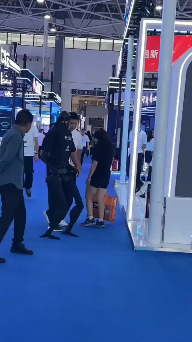 Робот Unitree H1 бежит странной походкой