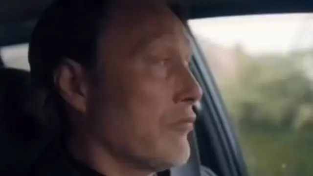 Мадс Миккельсен плачет в машине