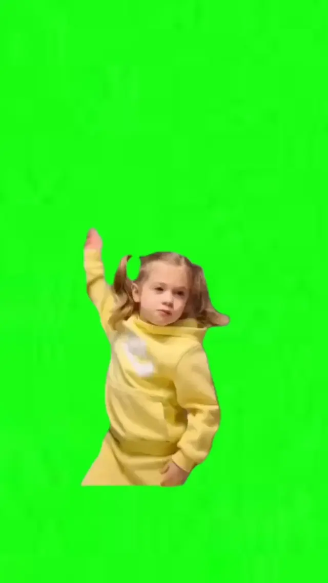 Девочка в желтом худи флексит на хромакее