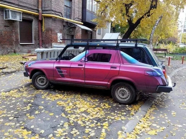 Автомобиль стоит неподвижно на обочине дороги.