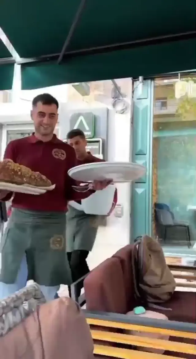 Гигантский круассан и огромная чашка кофе