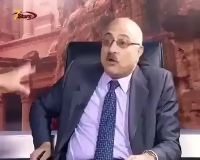 Драка на дебатах с разламыванием стола