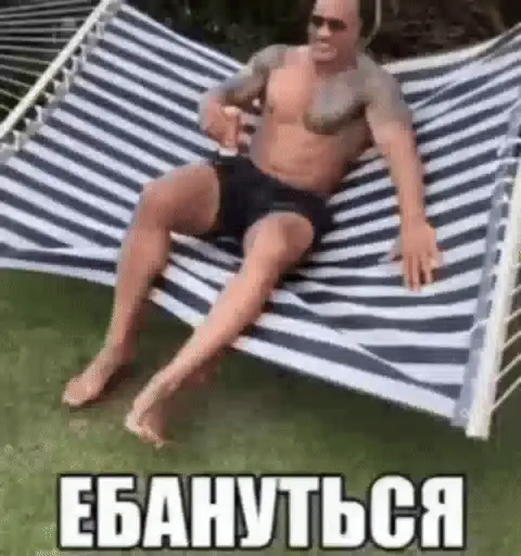 Человек плавно покачивается в гамаке, сохраняя спокойную позу.
