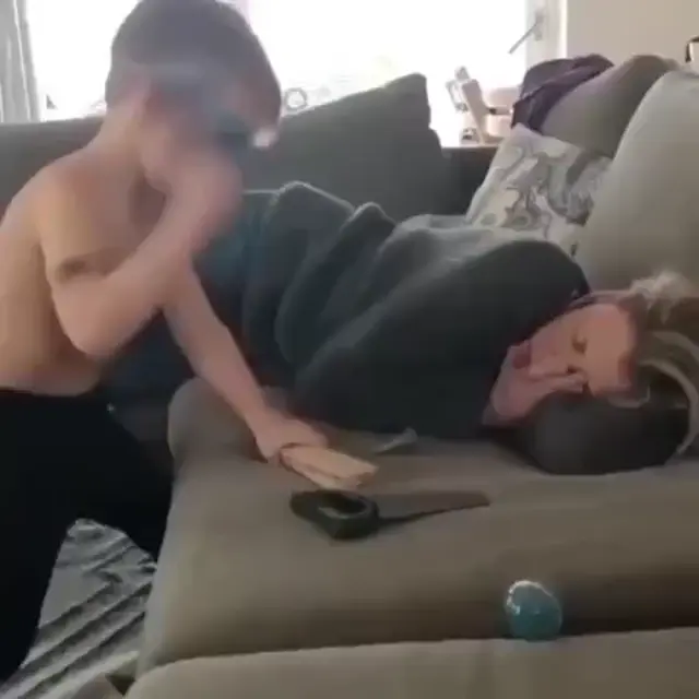 Ребёнок шумит, пока мама спит