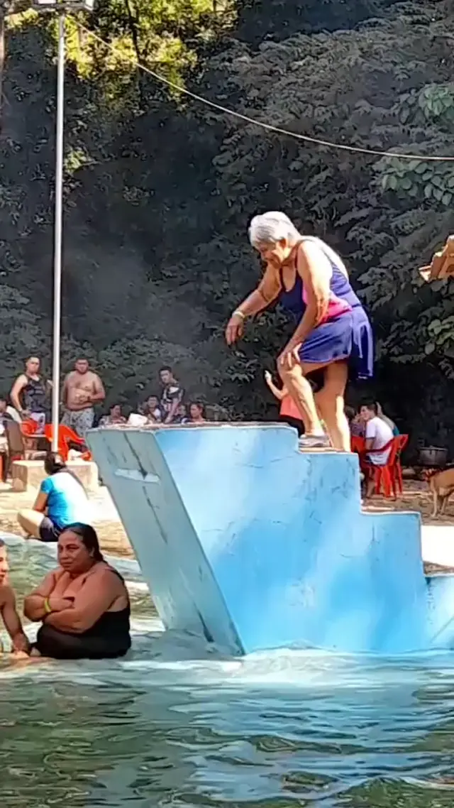Бабушка прыгает в воду сальто